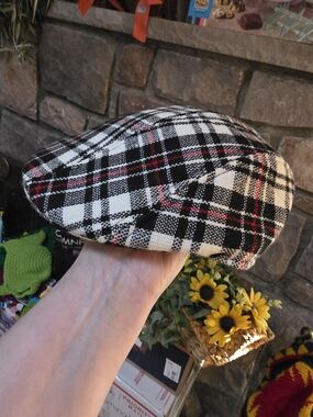 Men's Plaid Flat Cap with Red Accents - Black & White